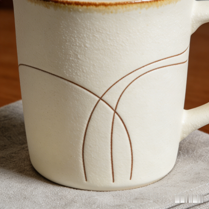 🛖 “Nomadic Sunset Tribal Vessel” – 17H Wax-Resist Technique | Desert Sun-Ray Patterns × Earthy Ochre Palette × Bold Yellow Handle 🏺